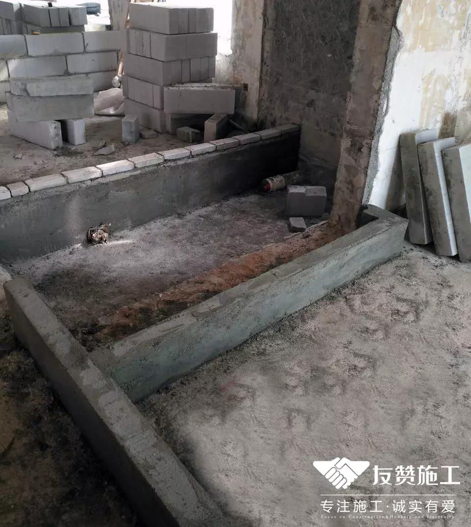 等新制的防水地梁干透后,就可以在其上面进行后续的砌墙工序了.